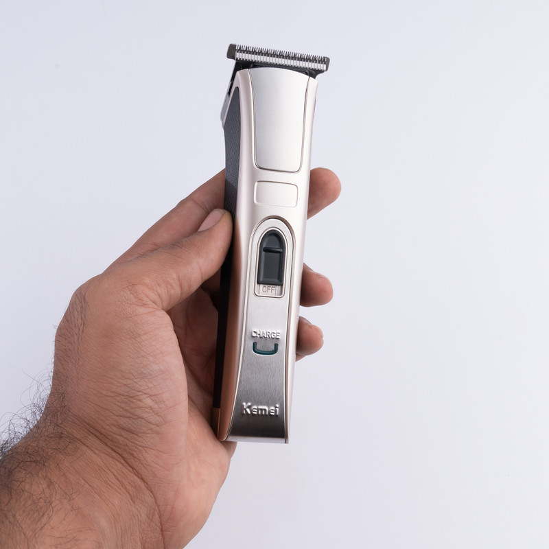 ماشین اصلاح سر و صورت کیمی مدل KM-5017، منبع انرژی باتری قابل شارژ، تکنولوژی اصلاح به صورت برش مستقیم، اندازه اصلاح 0.5 میلیمتری، مدت زمان شارژ 120 دقیقه و مدت زمان استفاده پس از شارژ 45 دقیقه، به همراه 4 عدد شانه، روغن، قابل شستشو، ضد حساسیت