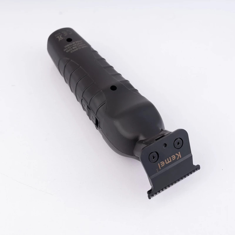 ماشین اصلاح موی صورت کیمی مدل KM-2299+5Vadapter، اصلاح به صورت خط زن، منبع انرژی باتری قابل شارژ، تکنولوژی اصلاح به صورت برش مستقیم، مدت زمان شارژ 180 دقیقه و مدت زمان استفاده پس از شارژ 180 دقیقه، به همراه آداپتور، برس تمیزکننده، روغن، 3 عدد شانه