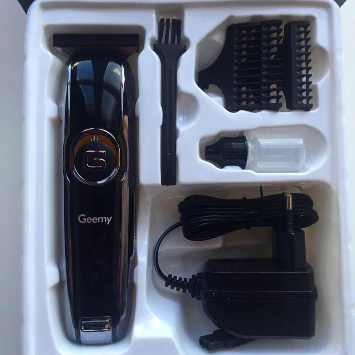 ماشین اصلاح موی سر و صورت جیمی مدل GM-6050، نمایشگر وضعیت باتری، منبع انرژی با برق، تکنولوژی اصلاح به صورت برش مستقیم، اندازه اصلاح 0.1 میلیمتر، بههمراه روغن، برس تمیزکننده