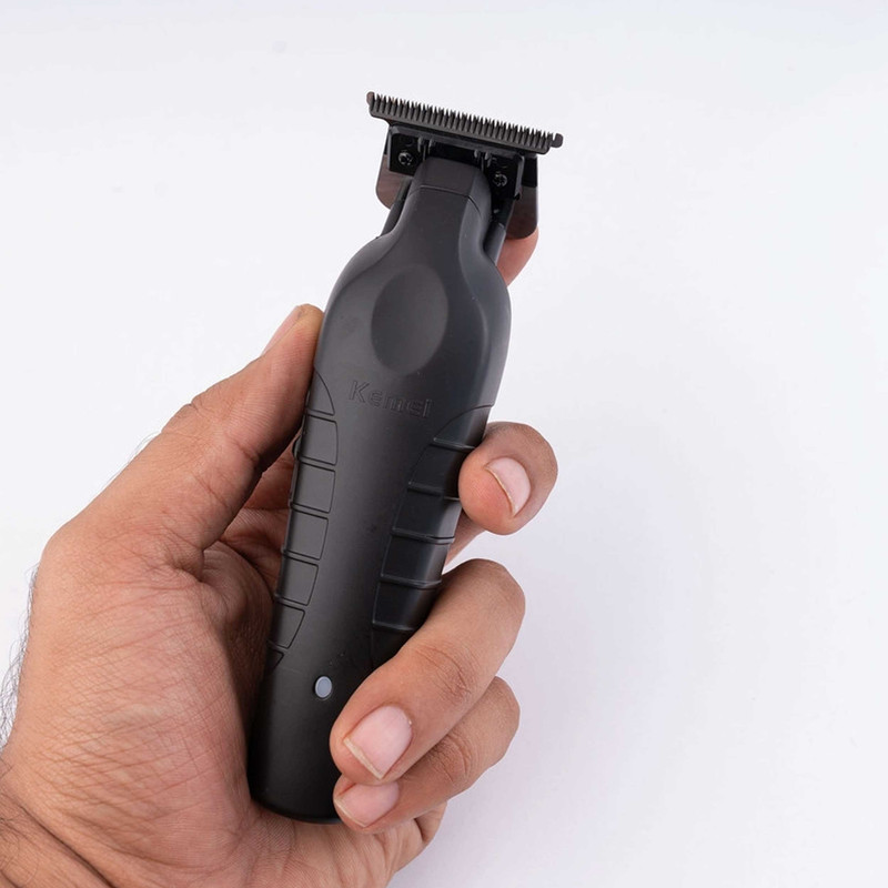 ماشین اصلاح موی صورت کیمی مدل KM-2299، اصلاح به صورت خط زن، طراحی ارگونومیک، نمایشگر LCD، منبع انرژی با باتری قابل شارژ، تکنولوژی اصلاح به صورت تریم، بههمراه کابل شارژ USB، برس، روغن
