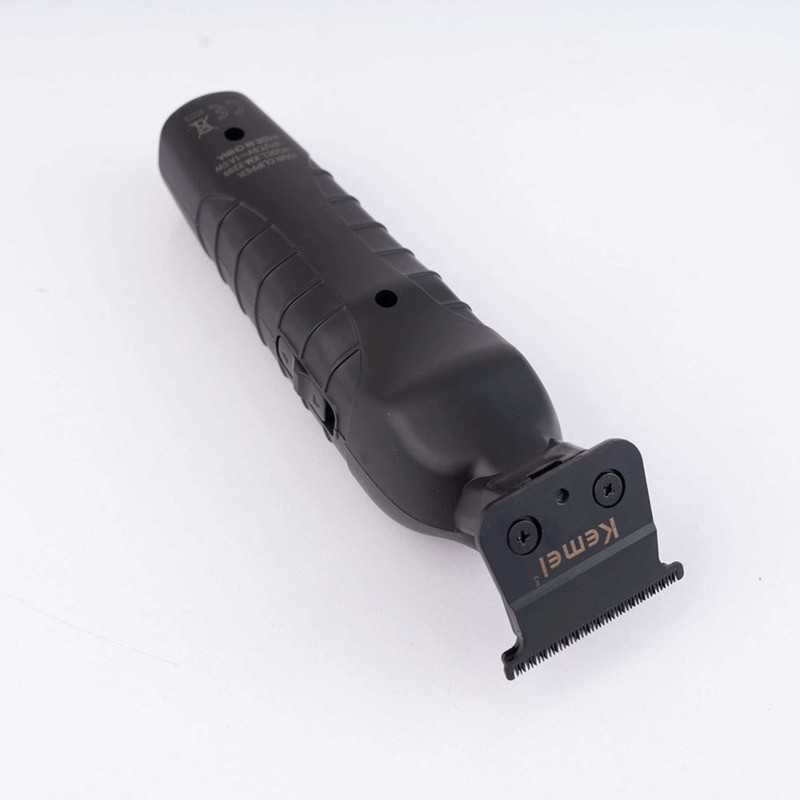 ماشین اصلاح موی صورت کیمی مدل KM-2299، اصلاح به صورت خط زن، طراحی ارگونومیک، نمایشگر LCD، منبع انرژی با باتری قابل شارژ، تکنولوژی اصلاح به صورت تریم، بههمراه کابل شارژ USB، برس، روغن