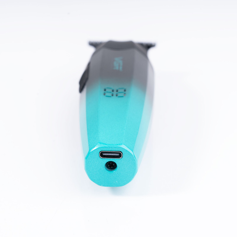 ماشین اصلاح موی سر و صورت وی جی ار مدل V-906، اصلاح به صورت صفر زن، خط زن، منبع انرژی باتری، تکنولوژی اصلاح به صورت تریمر، مدت زمان شارژ 150 دقیقه و مدت زمان استفاده پس از شارژ 240 دقیقه، به همراه کابل شارژ USB، برس تمیزکننده، روغن و محافظ، عملکرد توربو