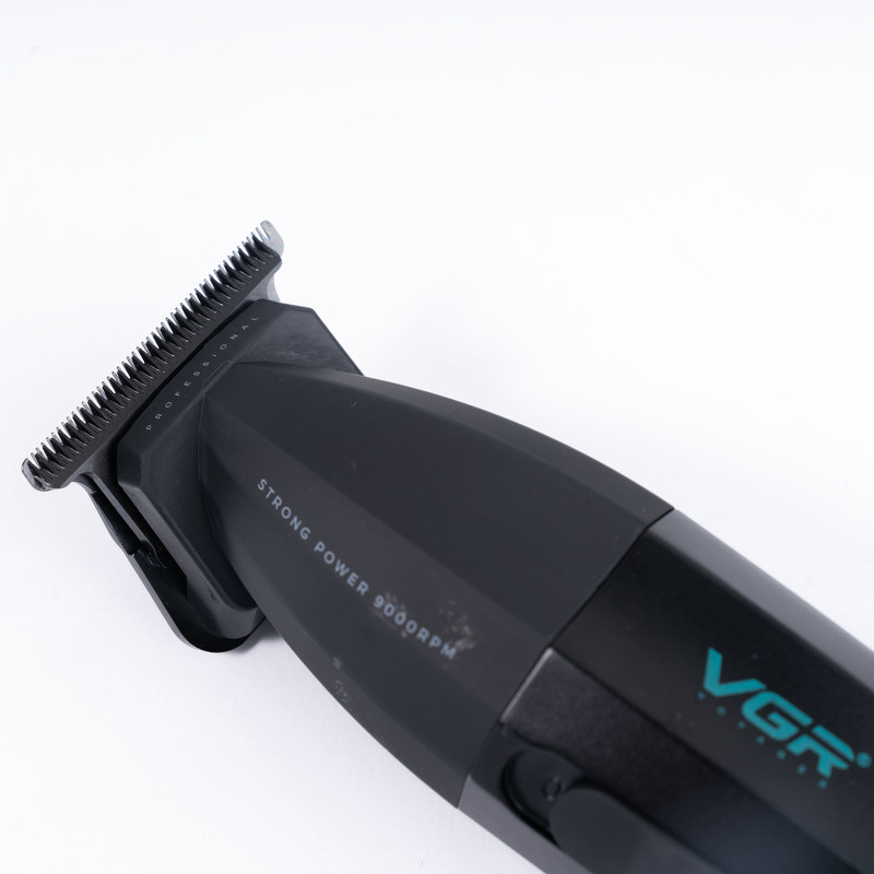 ماشین اصلاح موی سر و صورت وی جی ار مدل V-906، اصلاح به صورت صفر زن، خط زن، منبع انرژی باتری، تکنولوژی اصلاح به صورت تریمر، مدت زمان شارژ 150 دقیقه و مدت زمان استفاده پس از شارژ 240 دقیقه، به همراه کابل شارژ USB، برس تمیزکننده، روغن و محافظ، عملکرد توربو