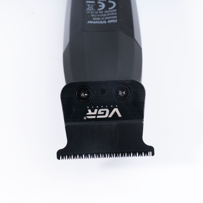ماشین اصلاح موی سر و صورت وی جی ار مدل V-906، اصلاح به صورت صفر زن، خط زن، منبع انرژی باتری، تکنولوژی اصلاح به صورت تریمر، مدت زمان شارژ 150 دقیقه و مدت زمان استفاده پس از شارژ 240 دقیقه، به همراه کابل شارژ USB، برس تمیزکننده، روغن و محافظ، عملکرد توربو
