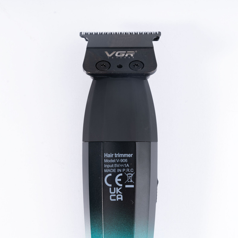 ماشین اصلاح موی سر و صورت وی جی ار مدل V-906، اصلاح به صورت صفر زن، خط زن، منبع انرژی باتری، تکنولوژی اصلاح به صورت تریمر، مدت زمان شارژ 150 دقیقه و مدت زمان استفاده پس از شارژ 240 دقیقه، به همراه کابل شارژ USB، برس تمیزکننده، روغن و محافظ، عملکرد توربو